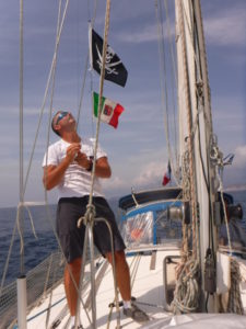 19-08 simon hisse le drapeau italien