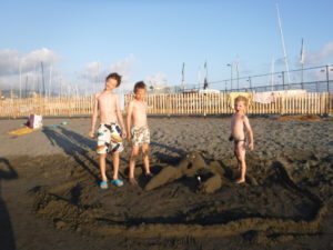 22-08 Enfants dans le sable