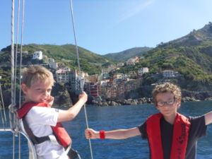 23-08 les enfants devant Riomaggiore