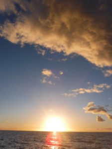 27-11-coucher-de-soleil-au-mouillage